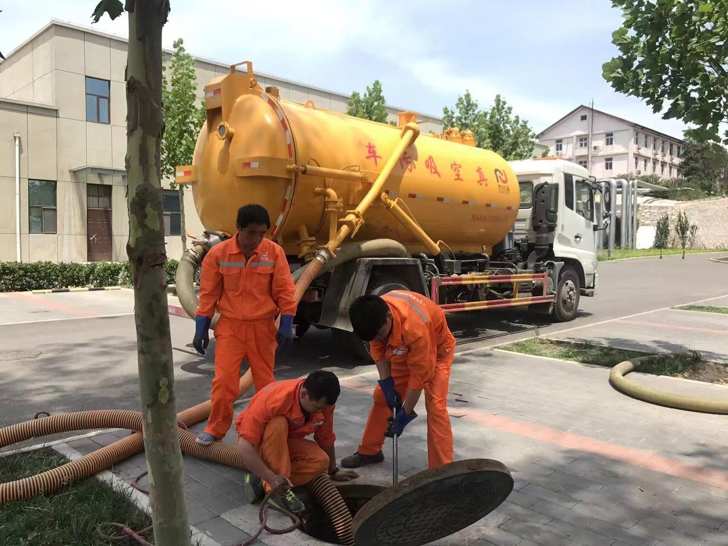 靖江管道疏通车停在窨井附近