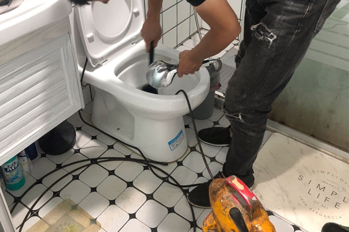 靖江马桶堵塞自己疏通还是找师傅？专业上门服务让你省时更省心